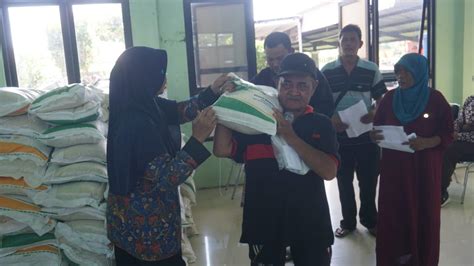 Bantuan Beras Cbp Di Kota Pekalongan Disalurkan