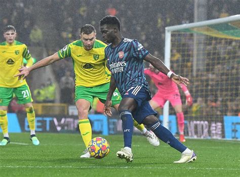 Photo Mug Of Bukayo Saka Faces Off Against Ben Gibson