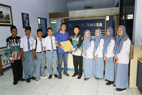 Ingin Belajar Jurnalistik Siswa MA Ma Arif NU Kencong Kunjungi Dapur