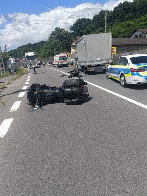 Video Un motociclist a murit în accident la Drăganu pe DN 7