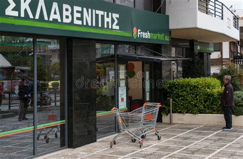 Un Cliente Que Espera Entrar Al Supermercado Sklavenitis Afuera