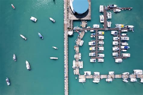 Cais De Chalong Veleiros E Outros Barcos No Marbela Imagem Para