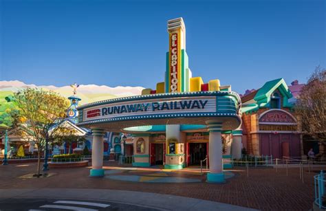 Why Mickey & Minnie's Runaway Railway Is Better at Disneyland (Photos & Review) - Disney Tourist ...