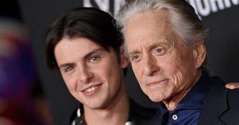 Michael Douglas Catherine Zeta Jones Sohn Dylan Zeigt Beim Ausgehen