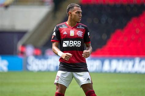 Matheusinho é o lateral do Flamengo mais assistências FlaResenha