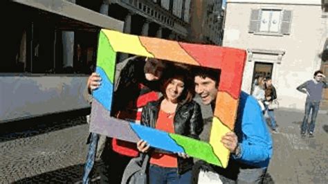 Un Cerchio A Sei Colori Anche A Novara Il Flash Mob Contro Lomofobia