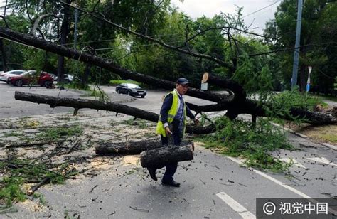 俄羅斯莫斯科遭遇暴風雨，樹木被連根拔起 每日頭條