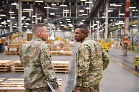 Sddc Deputy Commander Visits Dla Distribution Tours Edc Defense Logistics Agency News