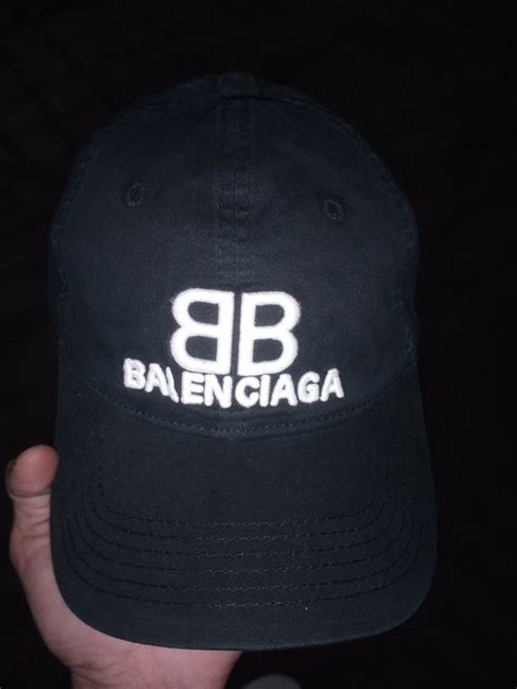 BALENCIAGA Fesyen Pria Aksesoris Topi Di Carousell