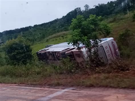 Ônibus tomba na BR 174 e dois passageiros ficam feridos em Roraima