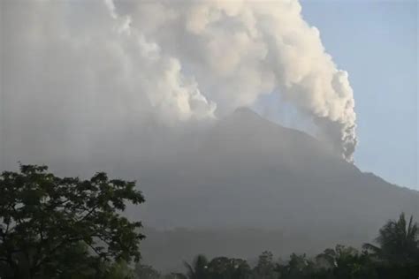 Gunung Lewotobi Laki Laki Naik Ke Level Awas Aktivitas Vulkanik