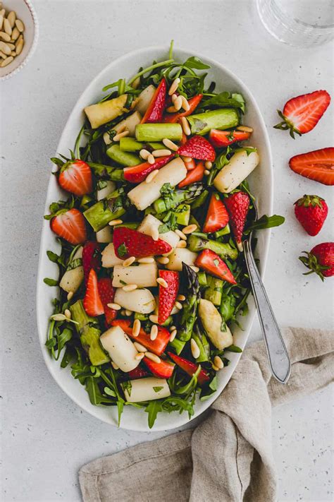 Spargelsalat Mit Erdbeeren Rucola Und Pinienkernen Aline Made