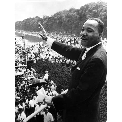 Martin Luther King Jr giving a speech at the Lincoln Memorial in Washington DC Photo Print (8 x ...