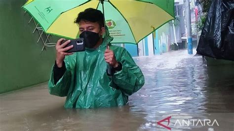 Kali Ciliwung Meluap Rt Di Cawang Terendam Banjir