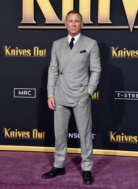 El traje gris de Daniel Craig no es lo más 007 y eso nos gusta