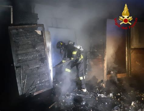 Poggibonsi Incendio Divampa Nei Box Paura Al Maneggio Di Staggia