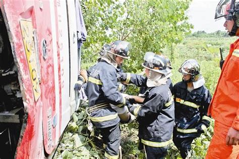 大客车高速侧翻致2死18伤 乘长途客车也应系安全带湖北频道凤凰网