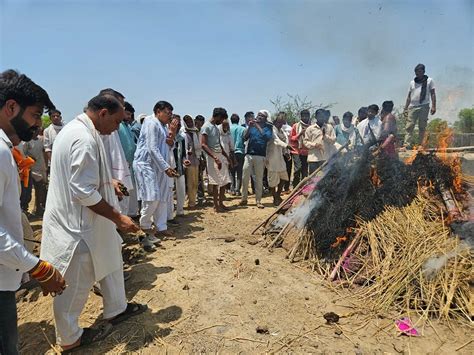 श्योपुर नाव हादसाः एक साथ उठी सात अर्थियां नम आंखों के साथ किया गया