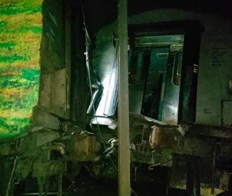 Scontro Tra Treni In India Quasi Morti E Feriti Borderline