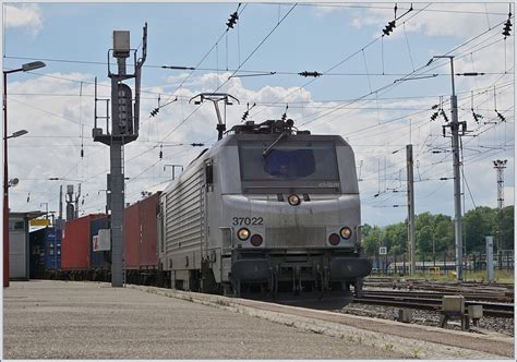 akiem BB 37022 fährt mit einem Güterzug durch den Bahnhof von