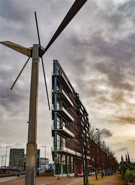 Molino De Viento Moderno Y Arquitectura En El Centro De Ciudad De