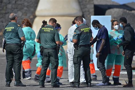 Fotos Un Centenar De Personas Llegan A El Hierro En Dos Cayucos Canarias7