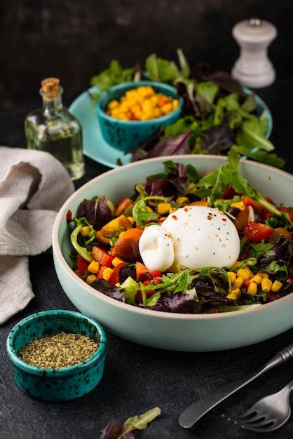 Queso Burrata Con Ensalada De Verduras Foto Premium