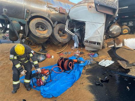 Motorista Morre Ap S Acidente Envolvendo Carro E Dois Caminh Es Na Br