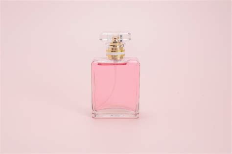 Frasco De Perfume Sobre Un Fondo Rosa Foto Premium