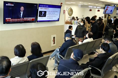 윤석열 대통령의 의대 정원 증원 관련 대국민담화 시청하는 내원객들