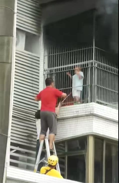 住宅起火6岁男童被困阳台，多名热心群众携手将其救下，视频记录惊险一幕 荆楚网 湖北日报网