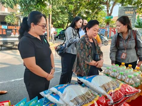 Ida Ayu Widnyani Wiradana Tinjau Pasar Murah Kelurahan Tonja Pastikan