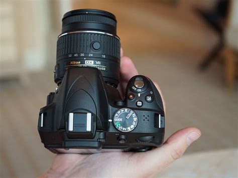 Nikon D3300 и новый объектив 35 мм F1.8G в руках