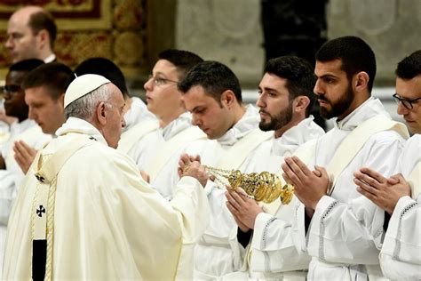 El Papa Ordena A 19 Sacerdotes En El Vaticano Wapa Tv Noticias Videos