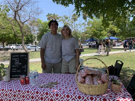 Alexia Y Esteban Son Estudiantes De La Unison Y Expusieron Su Negocio