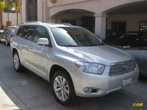 Classic Silver Metallic Toyota Highlander Hybrid Limited Wd