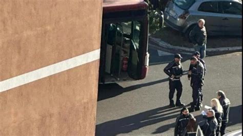 Autobus Bus Investe Pedone A Roma Il Enne Grave Nellimpatto