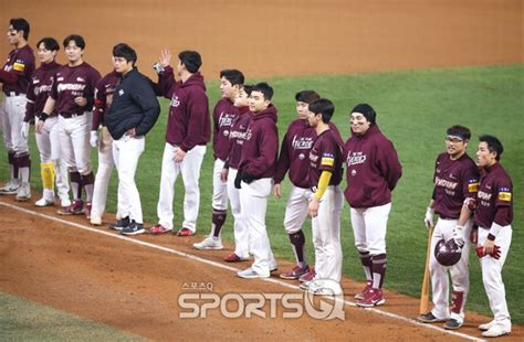 포토q 키움 홍원기 감독 김원형 감독에게 한국시리즈 우승 축하 스포츠q큐