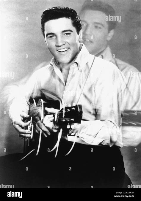 Cantante Famoso Tocando La Guitarra Im Genes De Stock En Blanco Y Negro