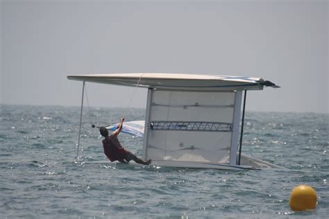 Aprende a navegar a vela con Nestor Parres Cómo adrizar un catamarán