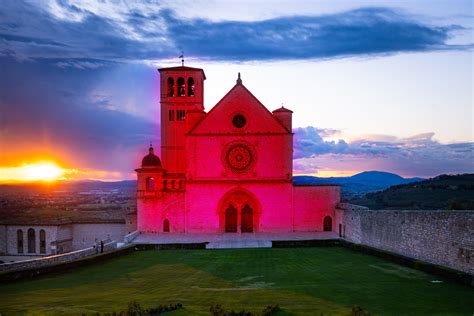 La Basilica Di San Francesco Si Illumina Di Rosso