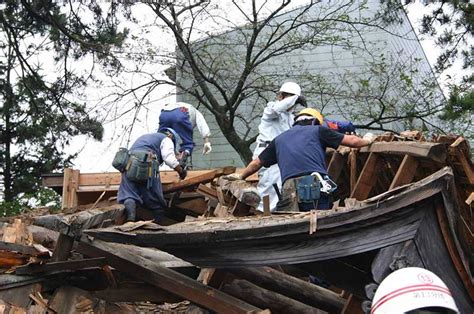 新潟県中越地震と新潟県中越沖地震。わずか3年で再び震災に見舞われた地域。 職人隊｜（一社）全国災害復旧職人派遣協会ホームページ