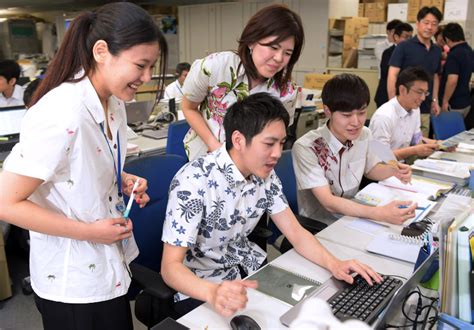 クールビズ：13年目「かりゆし」など涼しげに 環境省 写真特集15 毎日新聞