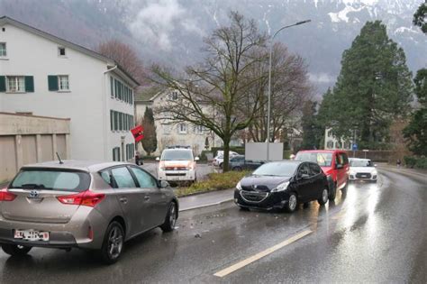 Unfall In Glarus Auto Ger T Auf Gegenfahrbahn