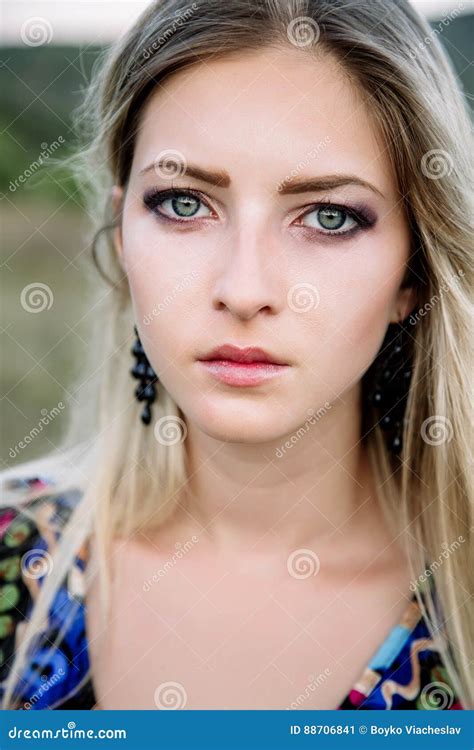 Belle Fille Blonde Rêveuse Avec Des Yeux Bleus Dans Une Robe Légère De Turquoise Se Trouvant Sur