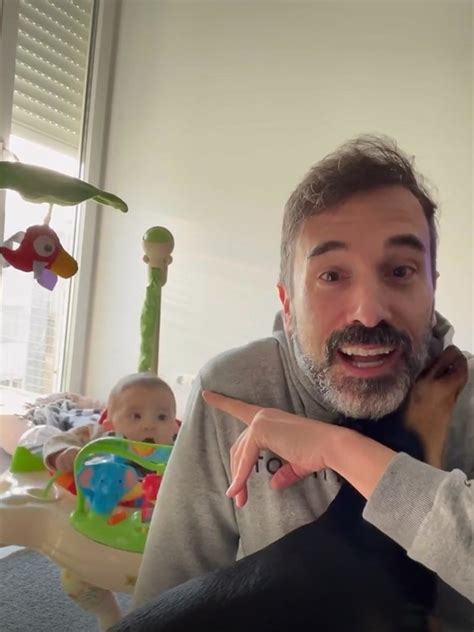 Holofote Marco Horácio canta para a filha e para a cadela Veja o