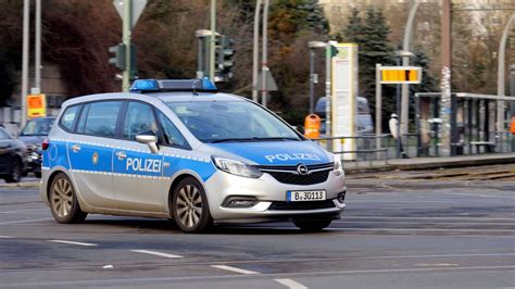 Berlin Polizist schießt 25 Jährigem in den Bauch nach Messerattacke