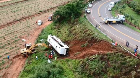 Passageiros de ônibus que caiu em ribanceira recebem alta hospitalar