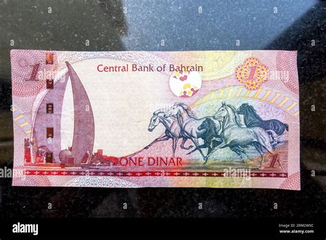 One Dinar Bahrain Banknote Front Side Stock Photo Alamy