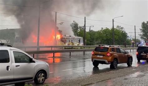 FOTO Un tramvai lovit de fulger a luat foc în mers în Craiova Newsflux